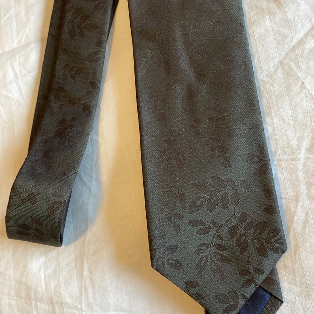 ELI TAHARI men’s hunter green tie. EUC